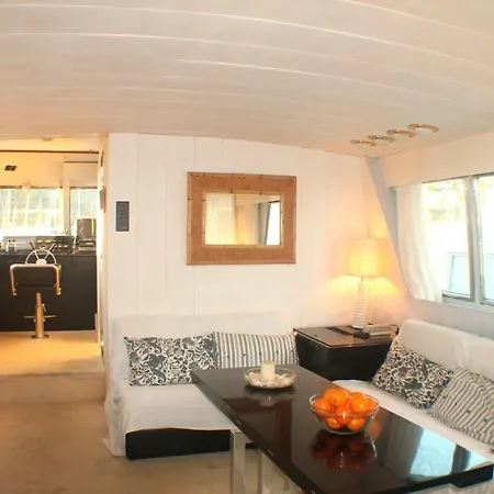 Your Own Private Yacht Úszó hotel *